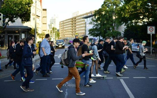 手机卡欠费不注销后果，手机卡欠费停机不注销会有什么后果（“欠费”后的实名手机卡）