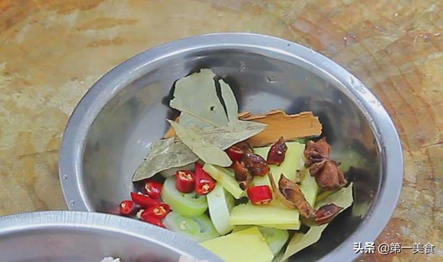 分享家乡一道红烧猪脚方法，过年待客来盘红烧猪蹄