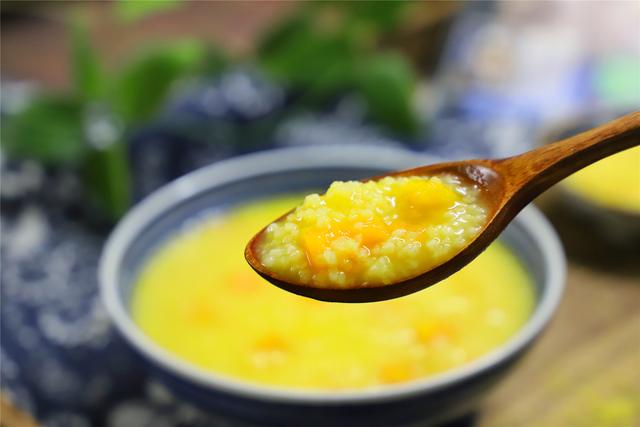 南瓜粥的做法和吃南瓜粥的好处，南瓜粥的做法和吃南瓜粥的好处与坏处（加两样食材熬成粥）