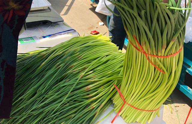 蒜苔怎么炒，蒜苔怎么腌制好吃又脆（有人过油有人过水）