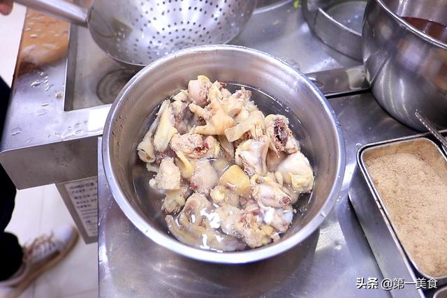 辣子鸡怎么炒才好吃，家常辣子鸡怎么炒（简单一翻一炒端上桌）