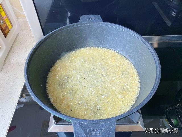 蒸虾蘸料简单，入锅8分钟上桌营养又鲜美