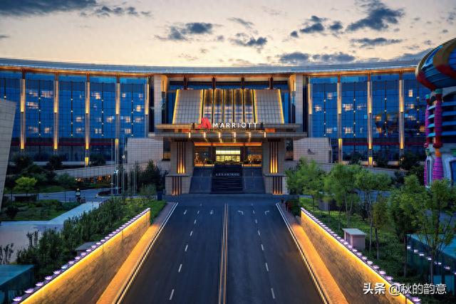 北京天龙源温泉度假村占地100亩，面积4万多平方米，可容纳3000人