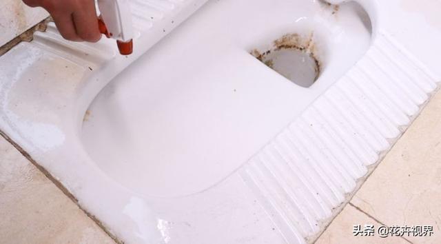 怎样去除便池里的黄污渍，去除便池里的黄锈（简单方法就洗得洁净如初）