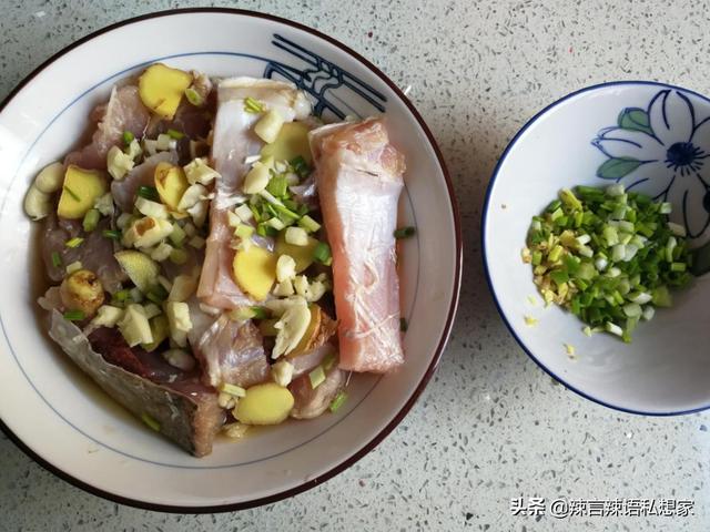 爆鱼的家常做法，爆炒鱼片的做法（掌握好要点就能做出鲜香味美的上海爆鱼）