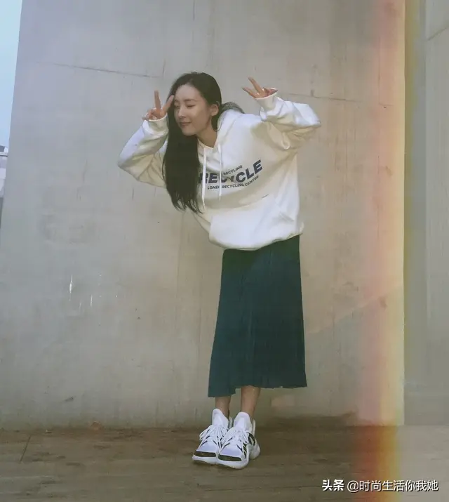 麻豆网官网萧萧麻豆网，2020春季最时尚穿搭“平底+裙”