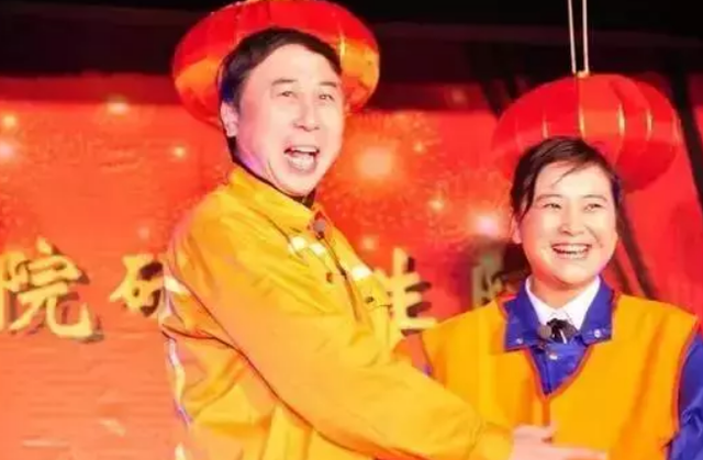 冯巩贾玲演的电影叫什么名字，贾玲和冯巩演的电视剧（李焕英》背后的悲伤故事）