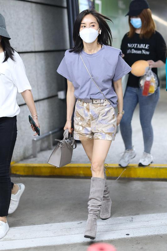 1,王子文气质真不错,黑色短上衣配黑色纱裙,显高大气有韵味