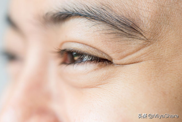 一年多没用「眼霜」，我的细纹却变少了
