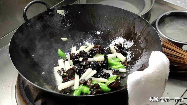 山药怎么炒才好吃，山药炒什么好吃（大厨教你做山药炒木耳）