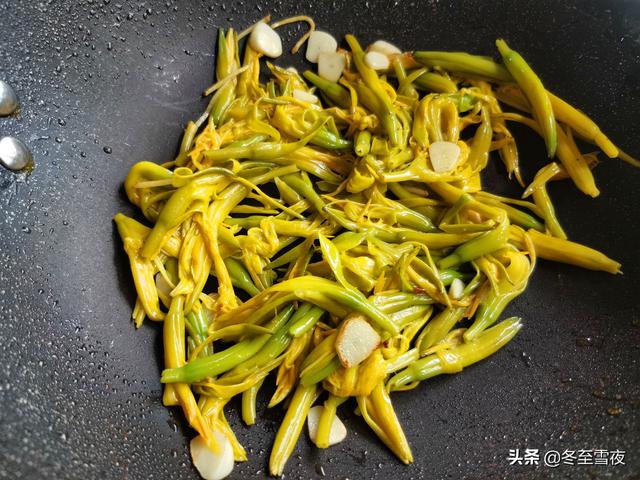 金针花怎么吃健康合理，金针花的花心能吃吗（新鲜黄花菜有毒吗）