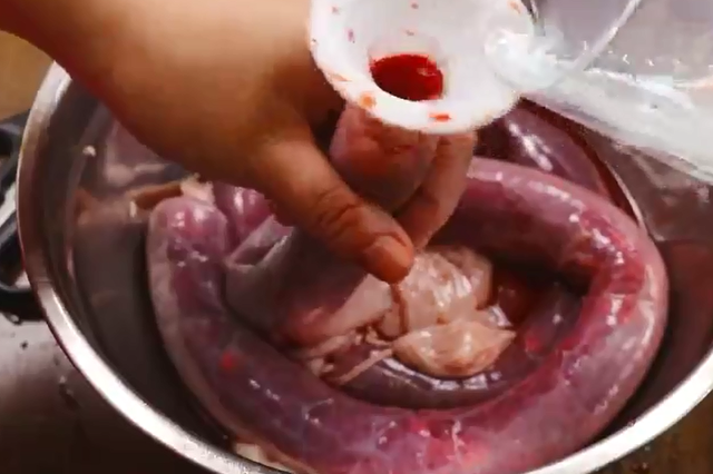 血肠是什么做的（舌尖美食糯米血肠：做法血腥）