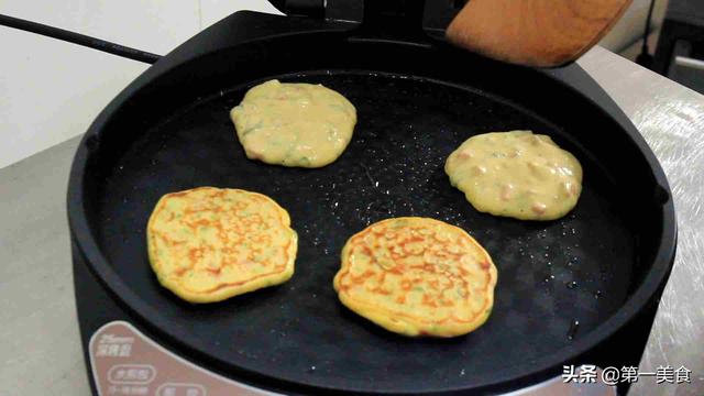 玉米面饼子电饼铛做法，电饼铛玉米饼的做法（玉米面这样做最好吃）