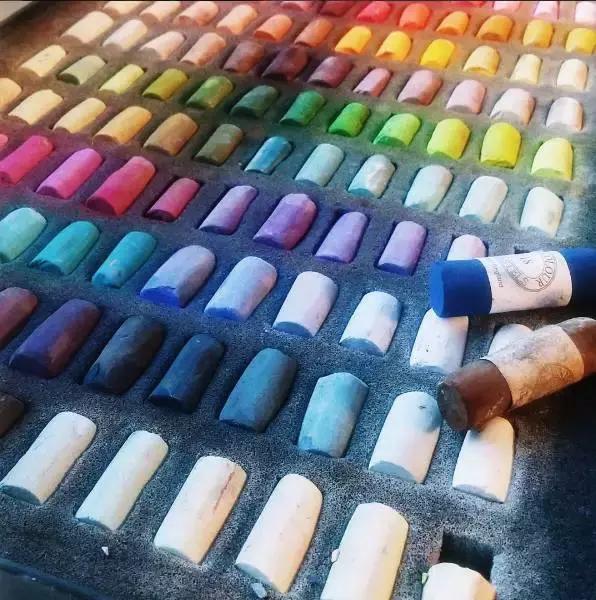 粉笔的成分是什么，粉笔界的劳斯莱斯（色粉笔用对了技法原来可以这么美）