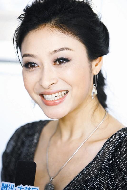 她曾红过李湘，被小三毁了家庭和事业后，转头嫁给了大16岁的男人