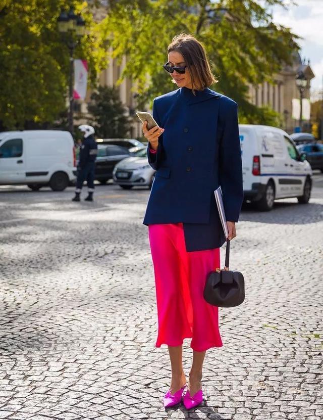 玫红色加什么颜色可调出大红色，玫红色加什么色（试试显白减龄的“玫红色”）