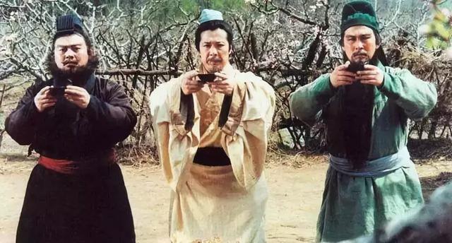 张飞用的是什么兵器，张飞的兵器（罗贯中为什么在《三国演义》中让张飞用蛇矛）