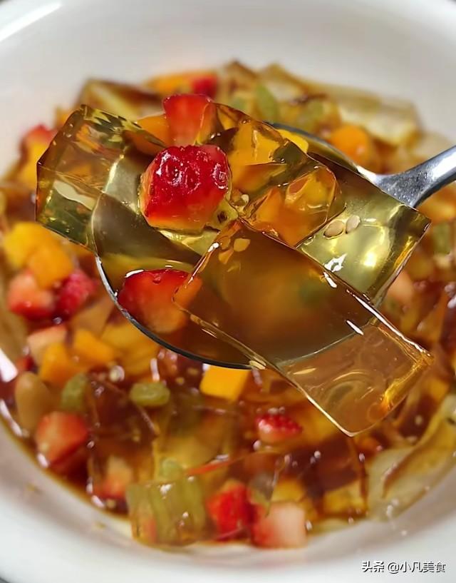 白凉粉是什么做的，白凉粉是什么东西做的（有一种美食叫做白凉粉、晶莹透彻）