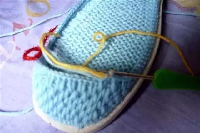 怎么钩毛线拖鞋，学钩毛线拖鞋视频教程（钩针编织的蝴蝶图案的棉拖鞋）