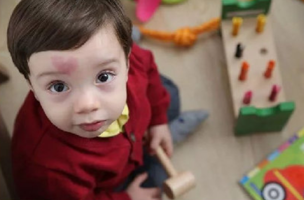 一杯纯色的红酒 一脸鲜红的吻痕，一杯纯色的红酒英语（小男孩被“爱神”附体图片）