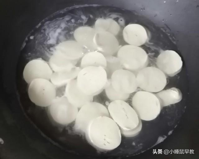 青椒炒素鸡的家常做法，青椒鸡怎么炒好吃家常做法（家常青椒炒素鸡）