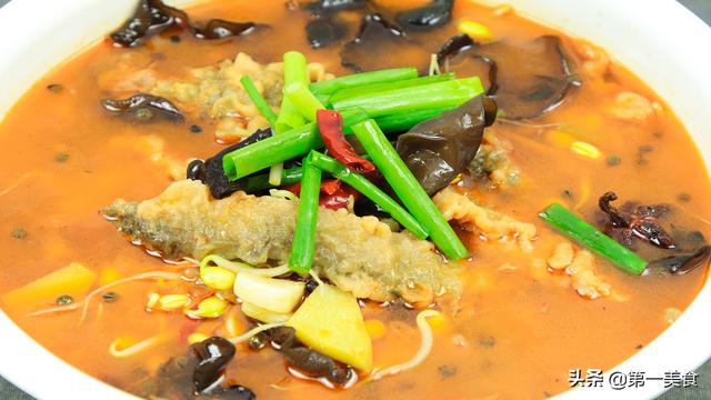 泥鳅怎么做好吃，豆腐烧泥鳅怎么做好吃（补虚养胃一点土腥味都没有）