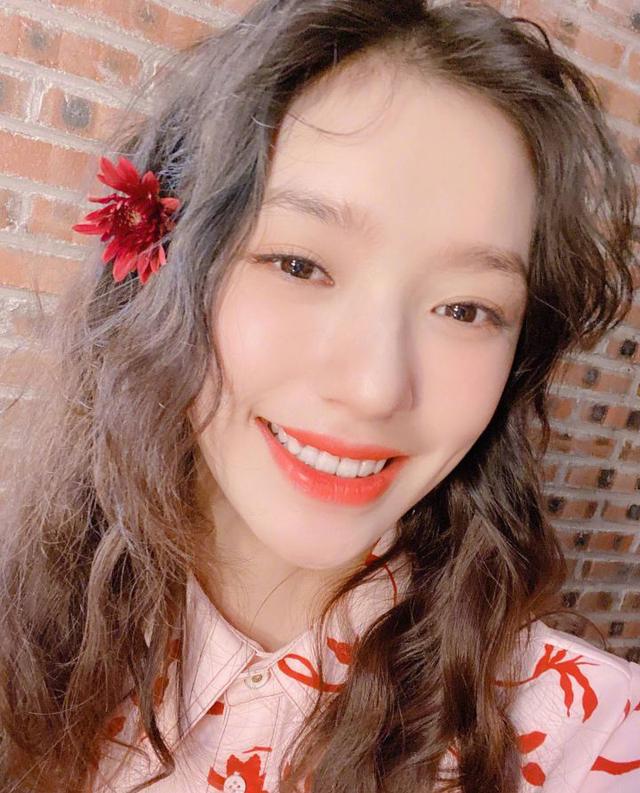 林允没涂指甲油，低头玩手机侧颜美，王大陆：又瘦了，多喝点奶茶
