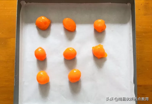 网红咸蛋黄饼干的做法，咸鸭蛋黄饼干（层次分明超级酥脆）