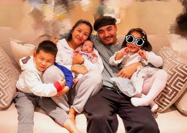 何洁老公是谁，歌手何洁老公是谁（何洁晒一家五口海边度假视频）