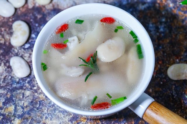 什么炖猪蹄汤好吃又大补，猪蹄别再红烧了