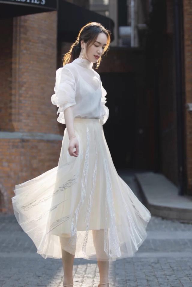 纱裙配什么上衣好看，纱裙的上衣搭配（让你绽放不一样的美丽）