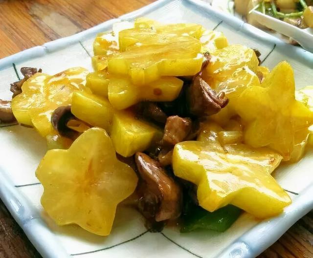 新鲜水果做菜并不黑暗，杨桃炒肉片，酸甜可口，果香浓郁很下饭