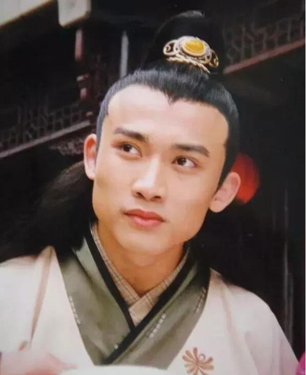 耳后见腮男人面相图片,"耳后见腮不可交-相术-荣耀易学