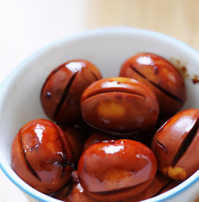 如何制作五香卤鸡蛋，自制五香卤鸡蛋的做法（农村老奶奶教你做卤鸡蛋）