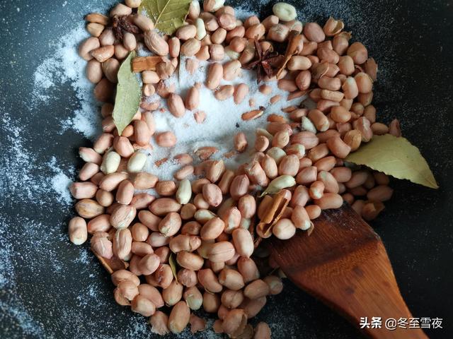 花生米怎么炒又香又脆，怎么炒花生米又香又脆又甜（炒花生不一样的做法）