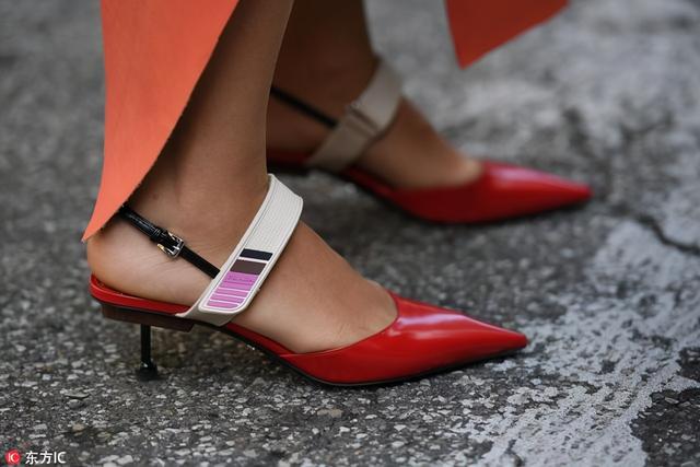 坡跟鞋是什么意思，坡跟鞋与高跟鞋（看看细高跟、小猫跟和坡跟鞋选择技巧）