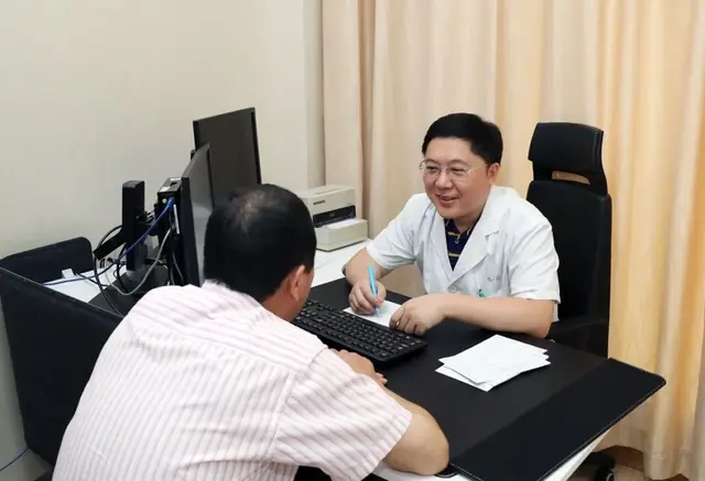 焦虑症引起长期低烧多少度，上午体温36.8下午37.3正常吗（心理专家：焦虑会导致体温升高）