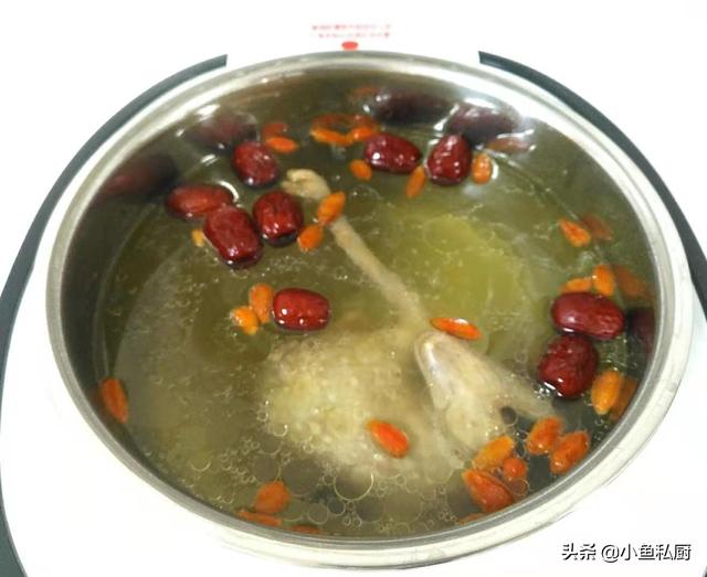 枸杞鸽子汤的功效，枸杞炖鸽子汤的功效（气血双补皮肤水嫩嫩）
