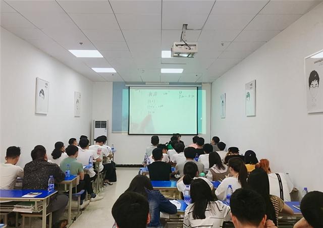 张雪峰是研究生吗，张雪峰最不建议上的研究生（考研名师张雪峰结束“北漂”）