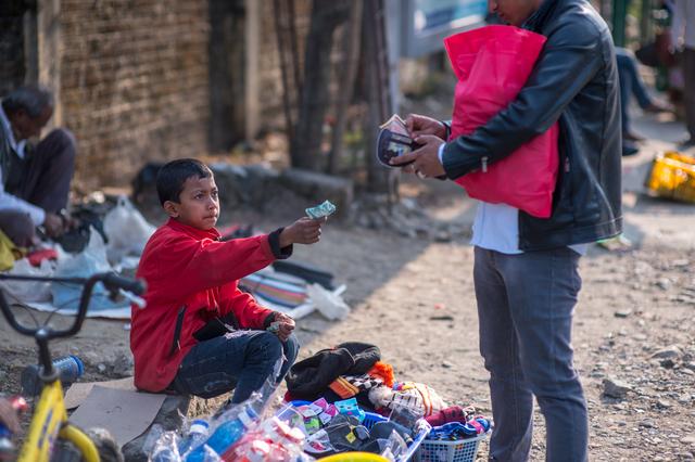 尼泊尔在哪里，尼泊尔是哪个国家首都（12岁男孩摆地摊挣生活费）