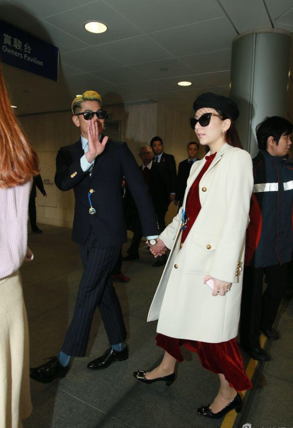 红色长裙外套搭配图片，红色长裙搭配什么外套（方媛郭富城合体亮相）