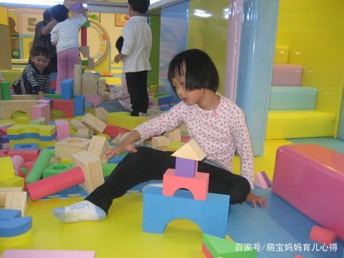 玩积木玩具给孩子有什么好处，积木玩具对孩子有哪些好处（玩积木原来对孩子有这么多好处）
