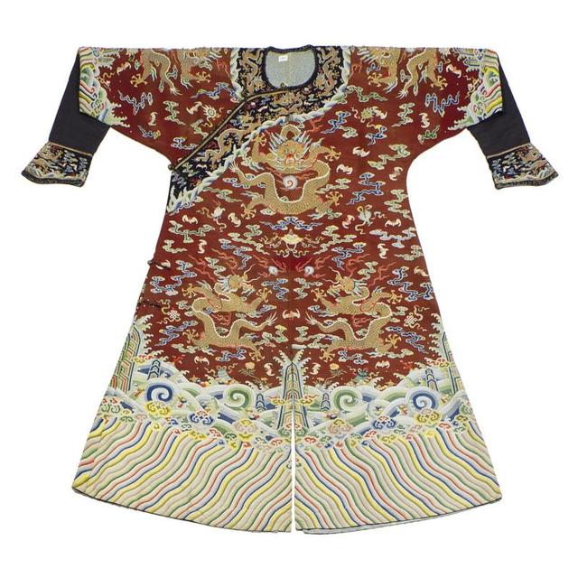 满族的习俗和服饰介绍，满族的风俗和服饰（满族人的服饰和装扮有什么特点）