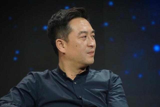 张嘉译50岁后的发型告诉我们，国字脸留小背头，显年轻更有男人味