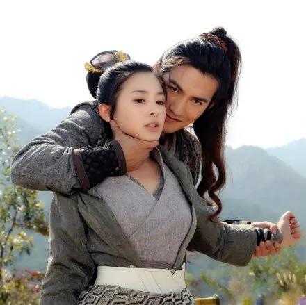 张含韵演过的电视剧，彭冠英和张含韵演过的电视剧（坎坷的张含韵：15岁成名）