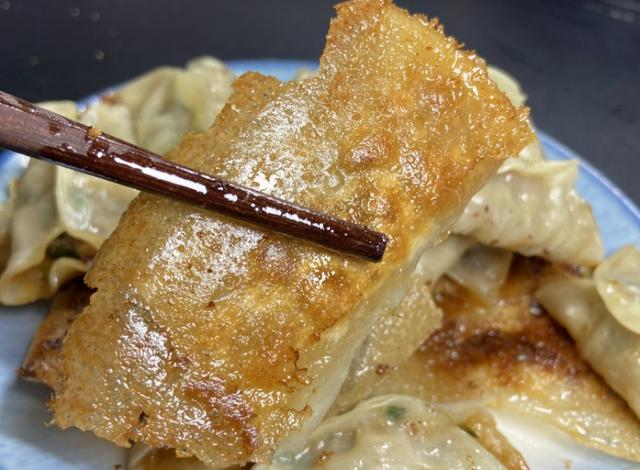 锅贴的正确煎法，锅贴怎么煎又脆又香（用淀粉水和面粉水都不对）