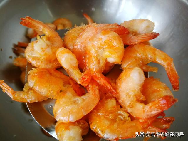 家常干锅虾的做法，干锅虾的做法 家常（自己在家做好吃又实惠）