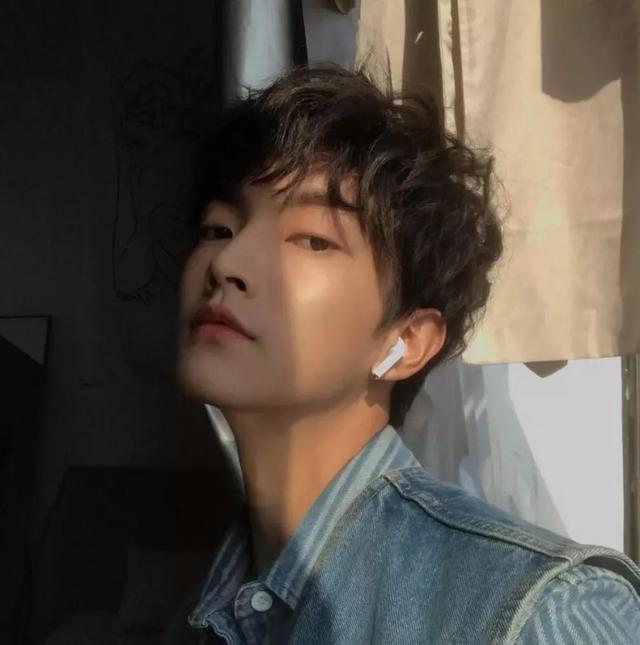 男生烟花烫打理方法有哪些，烟花烫平时用什么打理（高发际线留“烟花烫”好帅）