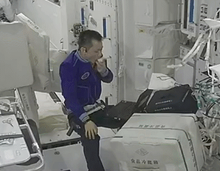 杨力伟太空 怎样吃饭，杨力伟太空（揭秘航天员的太空生活）