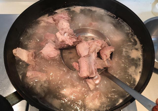 湖藕怎么做炖得烂 藕炖排骨什么时候放藕，湖藕怎么做炖得烂（炖好的汤汁不发黑）